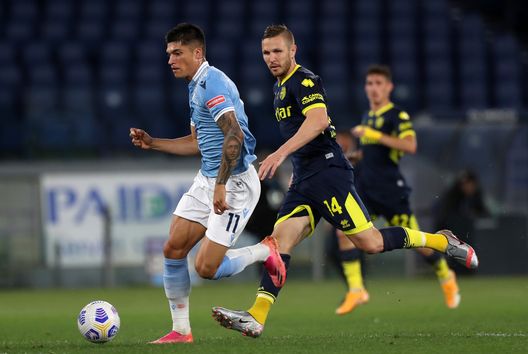  ROME, ITALY - MAY 12: Joaquin Correa of S.S. Lazio runs with the ball whilst under pressure from Jasmin Kurtic of Parma Calcio 1913 during the Serie A match between SS Lazio and Parma Calcio at Stadio Olimpico on May 12, 2021 in Rome, Italy. Sporting stadiums around Italy remain under strict restrictions due to the Coronavirus Pandemic as Government social distancing laws prohibit fans inside venues resulting in games being played behind closed doors. (Photo by Paolo Bruno/Getty Images) 