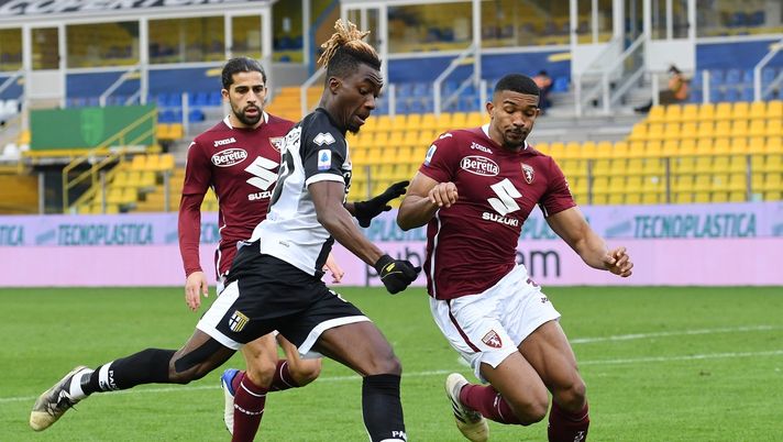 PARMA, ITALY - JANUARY 03: Yann Karamoh of Parma (L) looks to break past Bremer of Torino (R) during the Serie A match between Parma Calcio and Torino FC at Stadio Ennio Tardini on January 03, 2021 in Parma, Italy. Sporting stadiums around Italy remain under strict restrictions due to the Coronavirus Pandemic as Government social distancing laws prohibit fans inside venues resulting in games being played behind closed doors. (Photo by Alessandro Sabattini/Getty Images) 