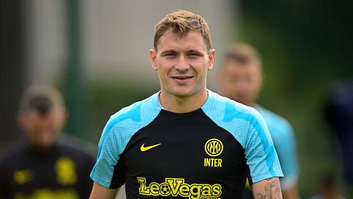 COMO, ITALY - JUNE 05: Nicolò Barella of FC Internazionale looks on during the UEFA Campions League Final media day of FC Internazionale training session at the club's training ground Suning Training Center at Appiano Gentile on June 05, 2023 in Como, Italy. (Photo by Mattia Ozbot - Inter/Inter via Getty Images) Gazzetta: “60 milioni dal Newcastle per Barella? Per l’Inter è semplicemente incedibile” - immagine 1