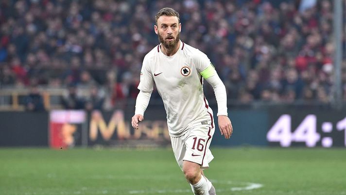 GENOA, ITALY - JANUARY 08:  Daniele De Rossi of Roma in action during the Serie A match between Genoa CFC and AS Roma at Stadio Luigi Ferraris on January 8, 2017 in Genoa, Italy.  (Photo by Paolo Rattini/Getty Images) 