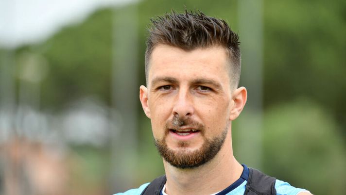 ROME, ITALY - MAY 20: Francesco Acerbi SS Lazio during the SS Lazio training session at the Formello center on May 20, 2020 in Rome, Italy. (Photo by Marco Rosi/Getty Images) Acerbi: “Sarri è molto differente da Inzaghi, vuole la difesa in questo modo” - immagine 1