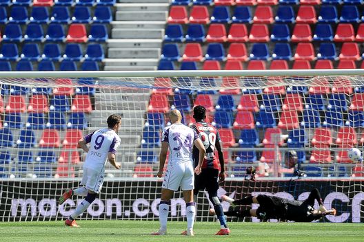 BOLOGNA, ITALY - MAY 02: Usan Vlahovic of ACF Fiorentina scores the opening goal from the penalty spot during the Serie A match between Bologna FC and ACF Fiorentina at Stadio Renato Dall'Ara on May 02, 2021 in Bologna, Italy. Sporting stadiums around Italy remain under strict restrictions due to the Coronavirus Pandemic as Government social distancing laws prohibit fans inside venues resulting in games being played behind closed doors. (Photo by Mario Carlini / Iguana Press/Getty Images) BOLOGNA, ITALY - MAY 02: Usan Vlahovic of ACF Fiorentina scores the opening goal from the penalty spot during the Serie A match between Bologna FC and ACF Fiorentina at Stadio Renato Dall'Ara on May 02, 2021 in Bologna, Italy. Sporting stadiums around Italy remain under strict restrictions due to the Coronavirus Pandemic as Government social distancing laws prohibit fans inside venues resulting in games being played behind closed doors. (Photo by Mario Carlini / Iguana Press/Getty Images)