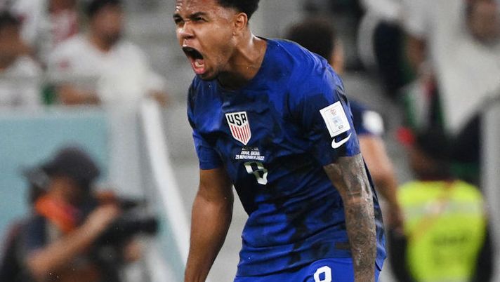 TOPSHOT - USA's midfielder #08 Weston McKennie celebrates his team's first goal scored by USA's forward #10 Christian Pulisic during the Qatar 2022 World Cup Group B football match between Iran and USA at the Al-Thumama Stadium in Doha on November 29, 2022. (Photo by Patrick T. Fallon / AFP) (Photo by PATRICK T. FALLON/AFP via Getty Images) Juve, Gazzetta: “McKennie piace a club inglesi, possibile tesoretto. Se parte, idea Mac Allister” - immagine 1