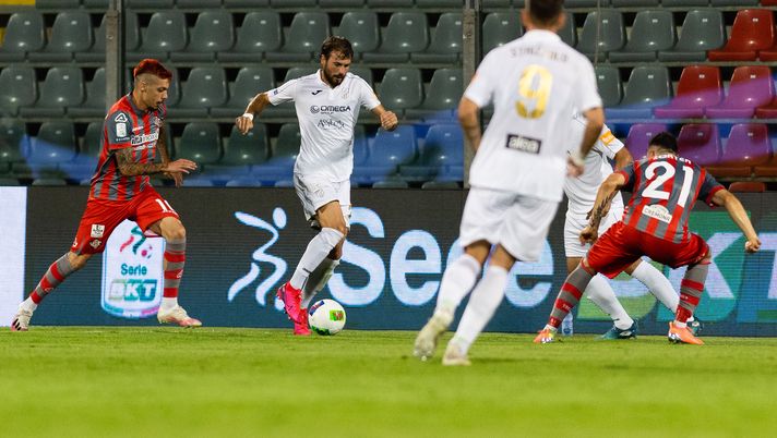 CREMONA, ITALY - JULY 31: Alberto Almici of Pordenone Calcio in action during the serie B match between US Cremonese and Pordenone Calcio at Stadio Giovanni Zini on July 31, 2020 in Cremona, Italy. (Photo by Marco M. Mantovani/Getty Images for Lega Serie B)  CREMONA, ITALY - JULY 31: Alberto Almici of Pordenone Calcio in action during the serie B match between US Cremonese and Pordenone Calcio at Stadio Giovanni Zini on July 31, 2020 in Cremona, Italy. (Photo by Marco M. Mantovani/Getty Images for Lega Serie B)