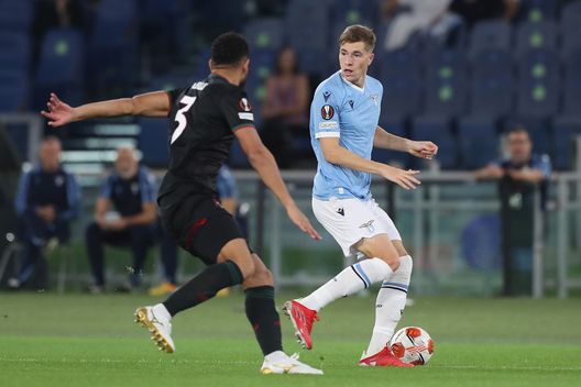 ROME, ITALY - SEPTEMBER 30: Toma Basic of SS Lazio controls the ball during the UEFA Europa League group E match between SS Lazio and Lokomotiv Moskva at Olimpico Stadium on September 30, 2021 in Rome, Italy. (Photo by Paolo Bruno/Getty Images) ROME, ITALY - SEPTEMBER 30: Toma Basic of SS Lazio controls the ball during the UEFA Europa League group E match between SS Lazio and Lokomotiv Moskva at Olimpico Stadium on September 30, 2021 in Rome, Italy. (Photo by Paolo Bruno/Getty Images)