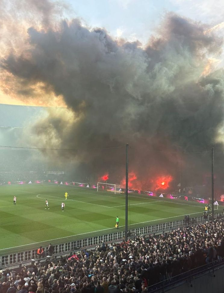 Il Klassieker olandese sospeso due volte: fumi tossici e ferita alla testa, poi passa l’Ajax- immagine 2