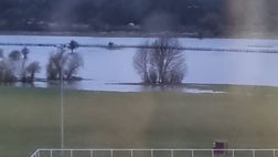 Si vedono a malapena i pali delle porte: solo acqua, il Redbridge FC non può giocare…