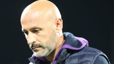 FLORENCE, ITALY - OCTOBER 10: Manager Vincenzo Italiano of ACF Fiorentina shows his dejection during the Serie A match between ACF Fiorentina and SS Lazio at Stadio Artemio Franchi on October 10, 2022 in Florence, Italy. (Photo by Gabriele Maltinti/Getty Images)
