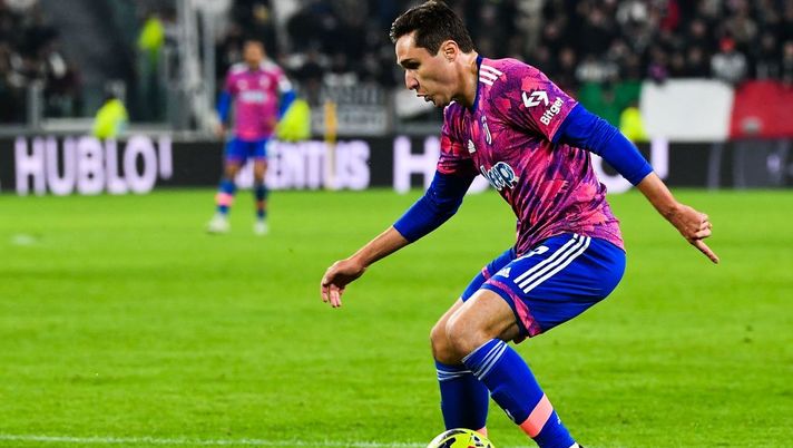 Juventus' Italian forward Federico Chiesa controls the ball during the Italian Serie A footbal match between Juventus and Udinese on January 7, 2022 at the Juventus stadium in Turin. (Photo by Isabella BONOTTO / AFP) (Photo by ISABELLA BONOTTO/AFP via Getty Images) Juve, Chiesa migliore in campo. Gazzetta: “Assist delizioso per Danilo, è di un’altra categoria” - immagine 1