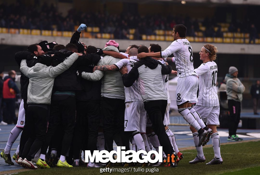  La squadra esulta al gol di Vazquez e, sullo sfondo, Ballardini 