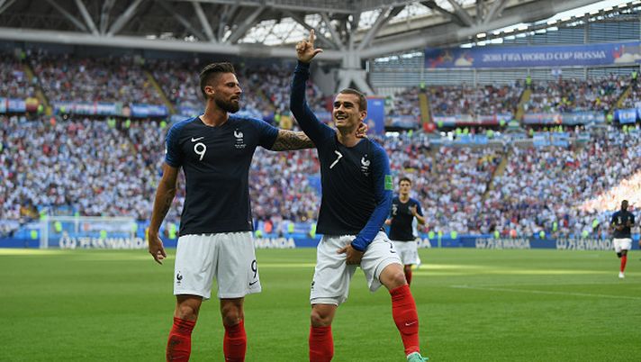KAZAN, RUSSIA - JUNE 30:  Antoine Griezmann of France celebrates with teammate Olivier Giroud after scoring his team's first goal during the 2018 FIFA World Cup Russia Round of 16 match between France and Argentina at Kazan Arena on June 30, 2018 in Kazan, Russia.  (Photo by Shaun Botterill/Getty Images) 