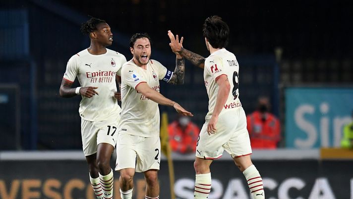 VERONA, ITALY - MAY 08: Sandro Tonali of AC Milan celebrates after scoring the 1-1 goal during the Serie A match between Hellas Verona FC and AC Milan at Stadio Marcantonio Bentegodi on May 08, 2022 in Verona, Italy. (Photo by Alessandro Sabattini/Getty Images)