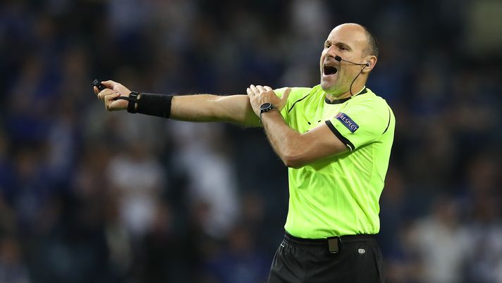 PORTO, PORTUGAL - MAY 29: Referee, Antonio Miguel Mateu Lahoz gestures after appeals for a penalty during the UEFA Champions League Final between Manchester City and Chelsea FC at Estadio do Dragao on May 29, 2021 in Porto, Portugal. (Photo by Jose Coelho - Pool/Getty Images) L’arbitro Mateu Lahoz in castigo dopo le polemiche del derby catalano: zero designazioni - immagine 1
