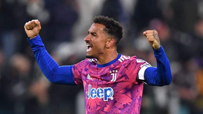 TURIN, ITALY - JANUARY 07: Danilo of Juventus celebrates following their sides victory after the Serie A match between Juventus and Udinese Calcio at Allianz Stadium on January 07, 2023 in Turin, Italy. (Photo by Valerio Pennicino/Getty Images) Fantacalcio.it dà 6,5 a Danilo: ecco la spiegazione del voto contro il Monza - immagine 1