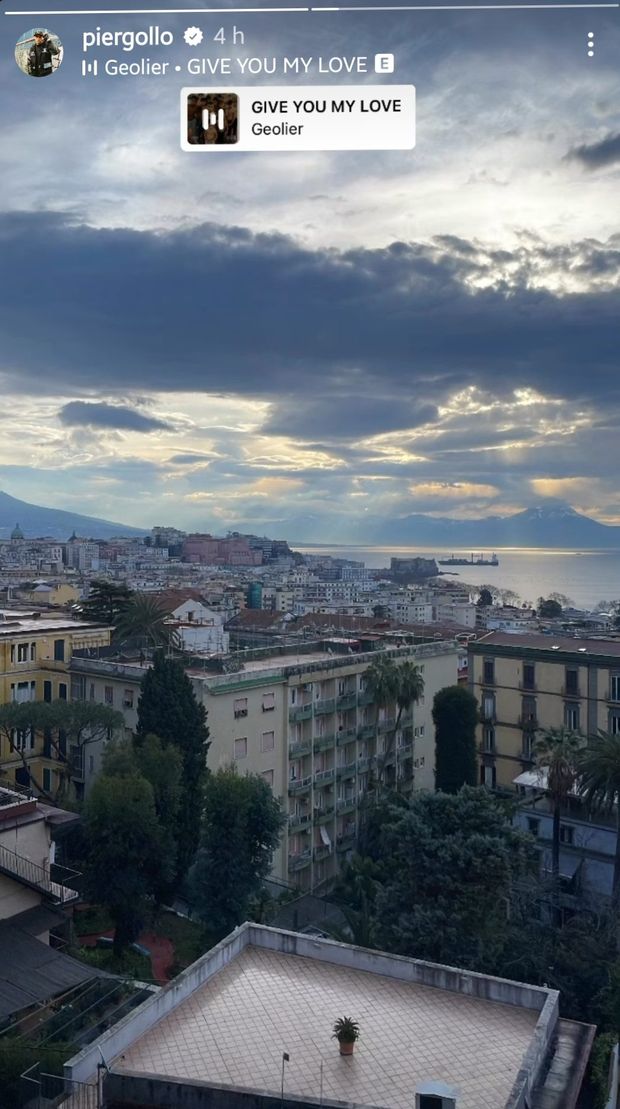 FOTO Gollini incantato da Napoli, istantanea col Vesuvio e musica di Geolier- immagine 3