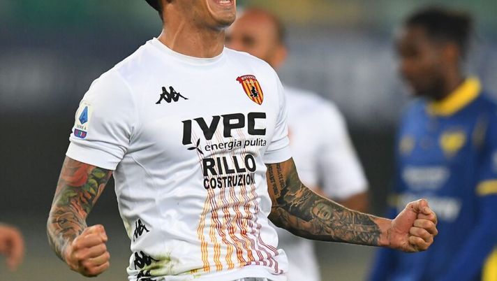 VERONA, ITALY - NOVEMBER 02: Gianluca Lapadula of Benevento Calcio celebrates after scoring the 1-1 goal during the Serie A match between Hellas Verona FC and Benevento Calcio at Stadio Marcantonio Bentegodi on November 02, 2020 in Verona, Italy. (Photo by Alessandro Sabattini/Getty Images) Lapadula, niente Cremonese e niente fanta: visite mediche con questo club - immagine 1