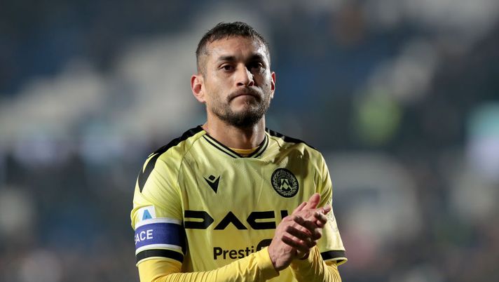 BERGAMO, ITALY - MARCH 04: Roberto Pereyra of Udinese Calcio applauds the fans after the Serie A match between Atalanta BC and Udinese Calcio at Gewiss Stadium on March 04, 2023 in Bergamo, Italy. (Photo by Emilio Andreoli/Getty Images) Pastorello: “Pereyra può restare, ma se arriva una big ci pensa! Baldanzi? Merita uno step ma…” - immagine 1