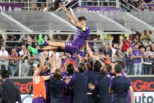 FLORENCE, ITALY - MAY 28: Gonzalo Rodriguez of ACF Fiorentina greeted the audience for his last game with Fiorentina's shirt during the Serie A match between ACF Fiorentina and Pescara Calcio at Stadio Artemio Franchi on May 28, 2017 in Florence, Italy. (Photo by Gabriele Maltinti/Getty Images) FLORENCE, ITALY - MAY 28: Gonzalo Rodriguez of ACF Fiorentina greeted the audience for his last game with Fiorentina's shirt during the Serie A match between ACF Fiorentina and Pescara Calcio at Stadio Artemio Franchi on May 28, 2017 in Florence, Italy. (Photo by Gabriele Maltinti/Getty Images)