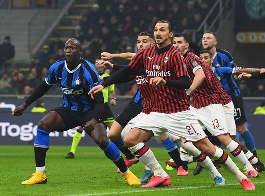 Ibrahimovic difende su Lukaku nell'area dell'Inter Ibrahimovic difende su Lukaku nell'area dell'Inter