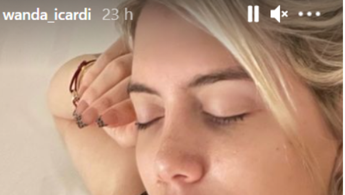 Instagram, Wanda Nara manda in delirio i suoi follower: scatto hot in lingerie nera – FOTO 