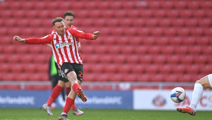 SUNDERLAND, ENGLAND - APRIL 02: Sunderland player Aiden McGeady shoots to score the second Sunderland goal during the Sky Bet League One match between Sunderland and Oxford United at Stadium of Light on April 02, 2021 in Sunderland, England. Sporting stadiums around the UK remain under strict restrictions due to the Coronavirus Pandemic as Government social distancing laws prohibit fans inside venues resulting in games being played behind closed doors. (Photo by Stu Forster/Getty Images) Hibernian, come a scuola: McGeady firma il contratto con la penna a 4 colori… - immagine 1