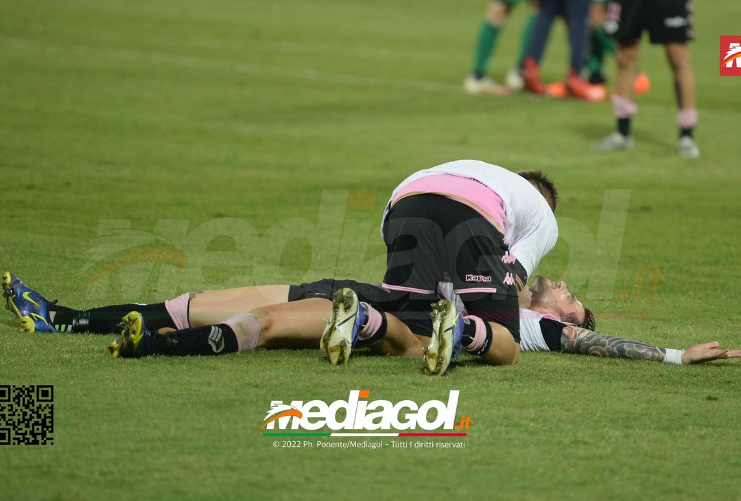 FOTO Palermo in Serie B, i festeggiamenti dei rosanero al Renzo Barbera (Gallery) - immagine 101