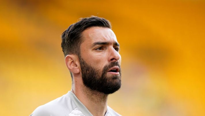 WOLVERHAMPTON, ENGLAND - MAY 09: Rui Patricio of Wolverhampton Wanderers warms up ahead of the Premier League match between Wolverhampton Wanderers and Brighton & Hove Albion at Molineux on May 09, 2021 in Wolverhampton, England. Sporting stadiums around the UK remain under strict restrictions due to the Coronavirus Pandemic as Government social distancing laws prohibit fans inside venues resulting in games being played behind closed doors. (Photo by Tim Keeton - Pool/Getty Images) Sky: “Roma, decisione definitiva su Rui Patricio: scelta fatta! Accordo per Under e Pau Lopez, ma…” - immagine 1