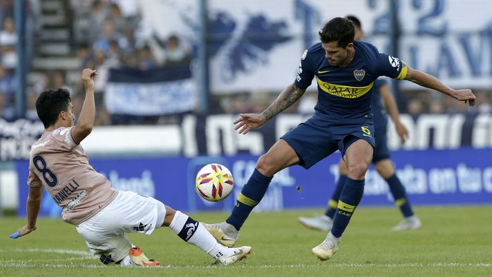 LA PLATA, ARGENTINA - OCTOBER 27: Lorenzo Faravelli of Gimnasia y Esgrima La Plata and Fernando Gago of Boca Juniors fight for the ball during a match between Gimnasia y Esgrima La Plata and Boca Juniors at Juan Carmelo Zerillo Stadium on October 27, 2018 in La Plata, Argentina. (Photo by Daniel Jayo/Getty Images) LA PLATA, ARGENTINA - OCTOBER 27: Lorenzo Faravelli of Gimnasia y Esgrima La Plata and Fernando Gago of Boca Juniors fight for the ball during a match between Gimnasia y Esgrima La Plata and Boca Juniors at Juan Carmelo Zerillo Stadium on October 27, 2018 in La Plata, Argentina. (Photo by Daniel Jayo/Getty Images)