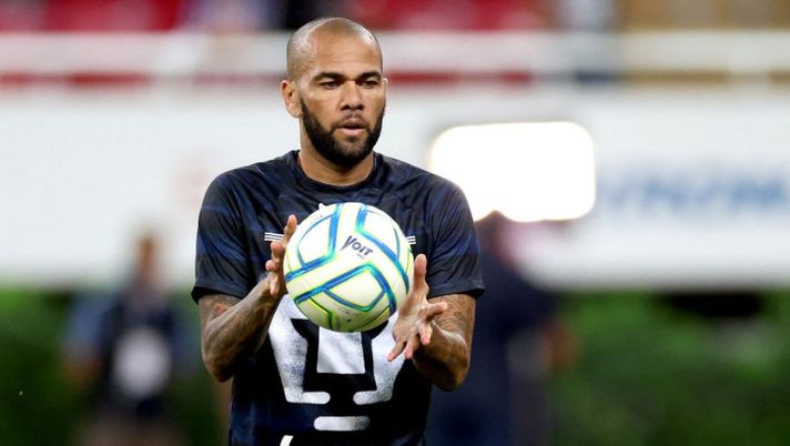 Pumas' Brazilian Dani Alves controls the ball during warm up before their Mexican Apertura tournament football match against Chivas, at the Akron stadium in Guadalajara, Jalisco state, Mexico, on August 27, 2022. (Photo by Ulises Ruiz / AFP) (Photo by ULISES RUIZ/AFP via Getty Images) Dani Alves: “La Juve aveva fatto la scelta sbagliata con me, io e la difesa…” - immagine 1