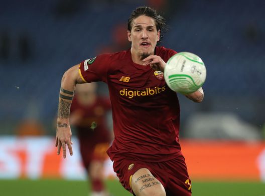 ROME, ITALY - NOVEMBER 25: Nicolo Zaniolo of AS Roma chases the ball during the UEFA Europa Conference League group C match between AS Roma and Zorya Lugansk at Stadio Olimpico on November 25, 2021 in Rome, Italy. (Photo by Paolo Bruno/Getty Images) ROME, ITALY - NOVEMBER 25: Nicolo Zaniolo of AS Roma chases the ball during the UEFA Europa Conference League group C match between AS Roma and Zorya Lugansk at Stadio Olimpico on November 25, 2021 in Rome, Italy. (Photo by Paolo Bruno/Getty Images)