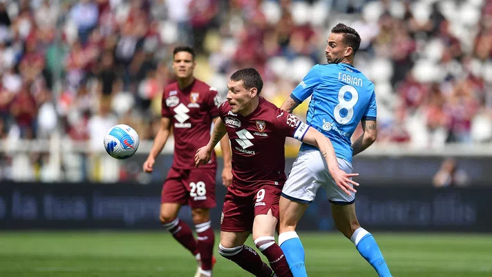 TURIN, ITALY - MAY 07: Andrea Belotti of Torino FC competes with Fabian Ruiz of SSC Napoli during the Serie A match between Torino FC and SSC Napoli at Stadio Olimpico di Torino on May 7, 2022 in Turin, Italy. (Photo by Valerio Pennicino/Getty Images)