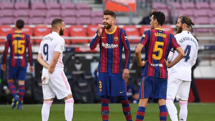 DORTMUND, GERMANY - OCTOBER 24 : Gerard Pique of Barcelona speaks with Karim Benzema of Real Madrid and Sergio Ramos of Real Madrid during the Bundesliga match between Borussia Dortmund and FC Schalke 04 at Signal Iduna Park on October 24, 2020 in Dortmund, Germany. A limited number of spectators (300) will be in attendance as Covid-19 pandemic restrictions are eased in Dortmund. (Photo by Martin Rose/Getty Images) DORTMUND, GERMANY - OCTOBER 24 : Gerard Pique of Barcelona speaks with Karim Benzema of Real Madrid and Sergio Ramos of Real Madrid during the Bundesliga match between Borussia Dortmund and FC Schalke 04 at Signal Iduna Park on October 24, 2020 in Dortmund, Germany. A limited number of spectators (300) will be in attendance as Covid-19 pandemic restrictions are eased in Dortmund. (Photo by Martin Rose/Getty Images)