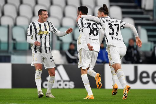 Gianluca Frabotta esulta con Dragusin e Bernardeschi Gianluca Frabotta esulta con Dragusin e Bernardeschi