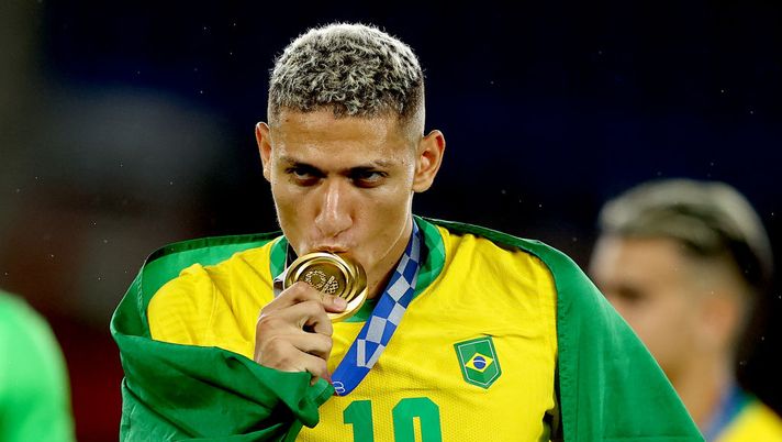 YOKOHAMA, JAPAN - AUGUST 07: Gold medalist Richarlison #10 of Team Brazil celebrates with their gold medal during the Men's Football Competition Medal Ceremony on day fifteen of the Tokyo 2020 Olympic Games at International Stadium Yokohama on August 07, 2021 in Yokohama, Kanagawa, Japan. (Photo by Francois Nel/Getty Images) YOKOHAMA, JAPAN - AUGUST 07: Gold medalist Richarlison #10 of Team Brazil celebrates with their gold medal during the Men's Football Competition Medal Ceremony on day fifteen of the Tokyo 2020 Olympic Games at International Stadium Yokohama on August 07, 2021 in Yokohama, Kanagawa, Japan. (Photo by Francois Nel/Getty Images)