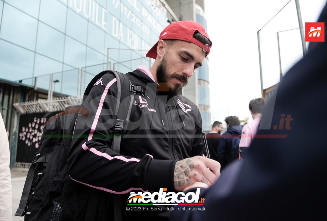 FOTO Cagliari-Palermo, i Rosanero in partenza dal “Renzo Barbera” (GALLERY) - immagine 44