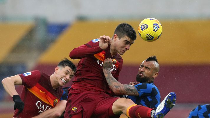 ROME, ITALY - JANUARY 10: Gianluca Mancini of Roma heads the ball whilst under pressure from Arturo Vidal of Internazionale during the Serie A match between AS Roma and FC Internazionale at Stadio Olimpico on January 10, 2021 in Rome, Italy. Sporting stadiums around Italy remain under strict restrictions due to the Coronavirus Pandemic as Government social distancing laws prohibit fans inside venues resulting in games being played behind closed doors. (Photo by Paolo Bruno/Getty Images) ROME, ITALY - JANUARY 10: Gianluca Mancini of Roma heads the ball whilst under pressure from Arturo Vidal of Internazionale during the Serie A match between AS Roma and FC Internazionale at Stadio Olimpico on January 10, 2021 in Rome, Italy. Sporting stadiums around Italy remain under strict restrictions due to the Coronavirus Pandemic as Government social distancing laws prohibit fans inside venues resulting in games being played behind closed doors. (Photo by Paolo Bruno/Getty Images)