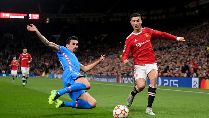 MANCHESTER, ENGLAND - MARCH 15: Stefan Savic of Atletico Madrid challenges Cristiano Ronaldo of Manchester United during the UEFA Champions League Round Of Sixteen Leg Two match between Manchester United and Atletico Madrid at Old Trafford on March 15, 2022 in Manchester, England. (Photo by Michael Regan/Getty Images) CR7 resta, dunque iniziano i lavori di riqualificazione a Carrington - immagine 1
