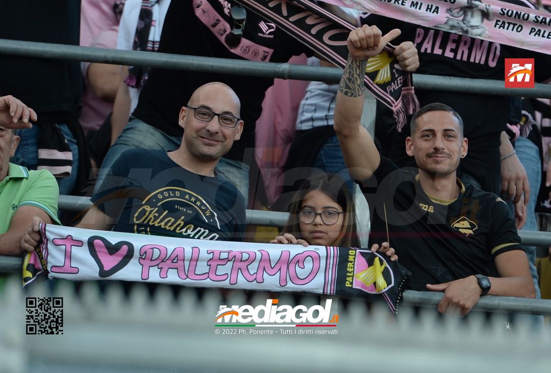 Fototifo, i tifosi allo stadio per Palermo-Feralpisaló 1-0 (gallery) - immagine 156