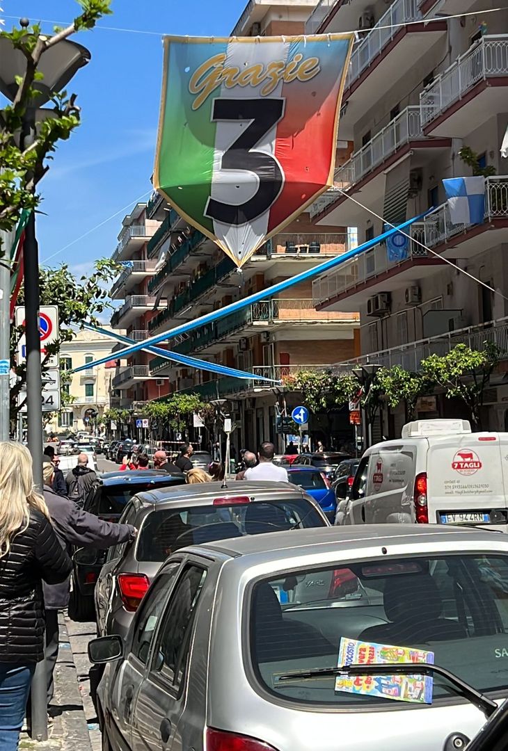 GALLERY Portici in festa: esposto un enorme striscione dopo la sconfitta della Lazio - immagine 4