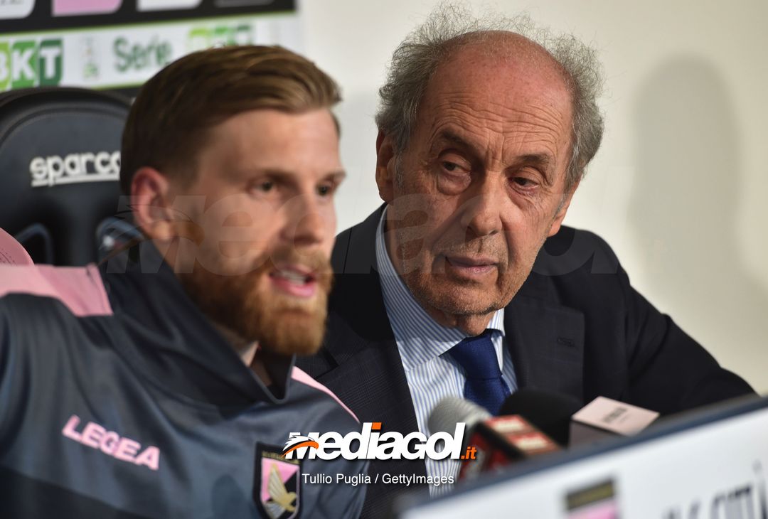  PALERMO, ITALY - MARCH 01: Niklas Gunnarsson (L) answers questions with  President Rino Foschi during his presentation as new player of US Citta' di Palermo at Tenente Carmelo Onorato Sports Center on March 01, 2019 in Palermo, Italy. (Photo by Tullio M. Puglia/Getty Images) 