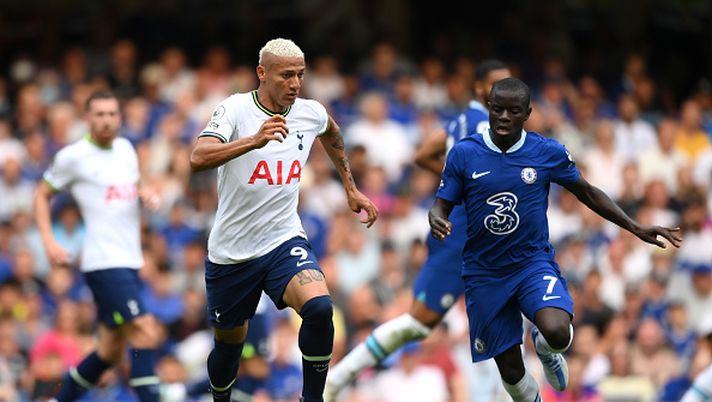 LONDON, ENGLAND - AUGUST 14: Richarlison of Tottenham Hotspur is challenged by N'Golo Kante of Chelsea during the Premier League match between Chelsea FC and Tottenham Hotspur at Stamford Bridge on August 14, 2022 in London, England. (Photo by Shaun Botterill/Getty Images) KANTE' VUOL RESTARE A LONDRA