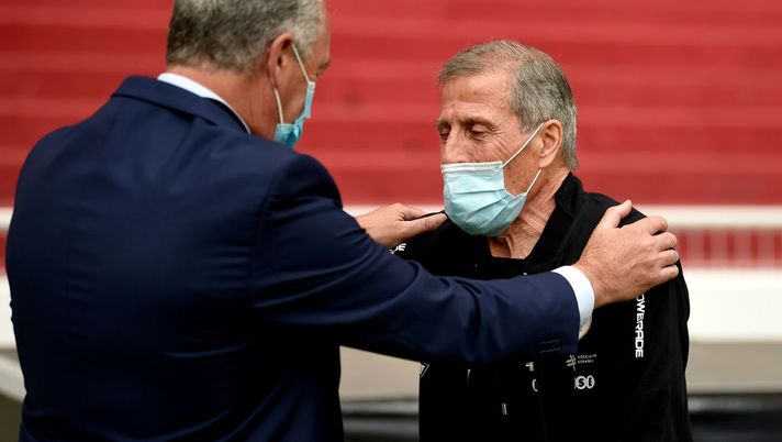 QUITO, ECUADOR - OCTOBER 13: Oscar Tabarez head coach of Uruguay greets Gustavo Alfaro head coach of Ecuador before a match between Ecuador and Uruguay as part of South American Qualifiers for Qatar 2022 at Rodrigo Paz Delgado Stadium on October 13, 2020 in Quito, Ecuador. (Photo by Rodrigo Buendia - Pool/Getty Images) QUITO, ECUADOR - OCTOBER 13: Oscar Tabarez head coach of Uruguay greets Gustavo Alfaro head coach of Ecuador before a match between Ecuador and Uruguay as part of South American Qualifiers for Qatar 2022 at Rodrigo Paz Delgado Stadium on October 13, 2020 in Quito, Ecuador. (Photo by Rodrigo Buendia - Pool/Getty Images)
