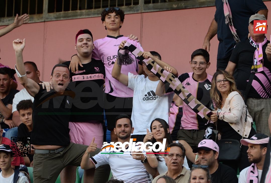 Fototifo, facce da Serie B. I tifosi allo stadio per Palermo-Padova 1-0 - immagine 100