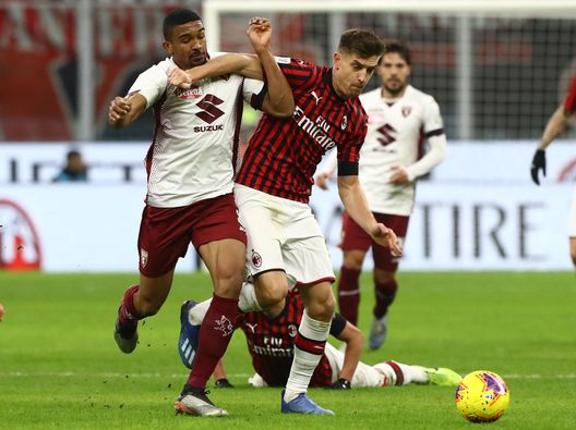 MILAN, ITALY - JANUARY 28: Krzysztof Piatek (R) of AC Milan competes for the ball with Gleison Bremer (L) of Torino during the Coppa Italia Quarter Final match between AC Milan and Torino at San Siro on January 28, 2020 in Milan, Italy. (Photo by Marco Luzzani/Getty Images) MILAN, ITALY - JANUARY 28: Krzysztof Piatek (R) of AC Milan competes for the ball with Gleison Bremer (L) of Torino during the Coppa Italia Quarter Final match between AC Milan and Torino at San Siro on January 28, 2020 in Milan, Italy. (Photo by Marco Luzzani/Getty Images)