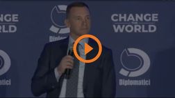 Ucraina, Shevchenko in lacrime: “Aiutateci a fermare la guerra” | VIDEO