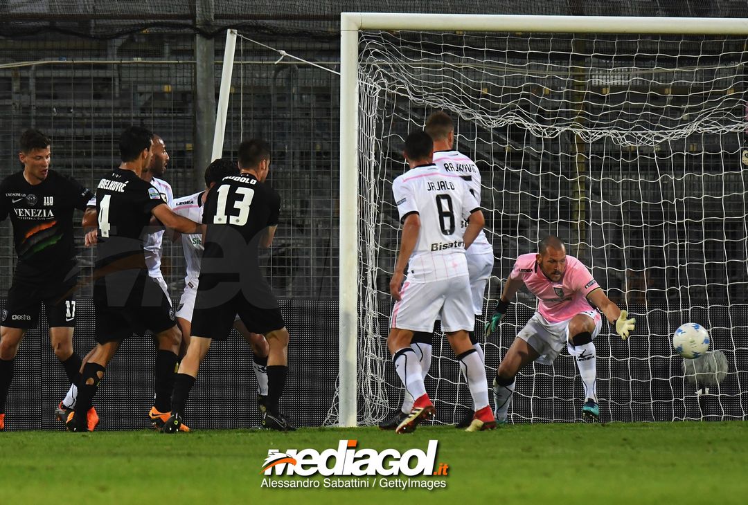  VENICE, ITALY - APRIL 27: Sinisa Andelkovic of Venezia FC scores his team third goal during the serie B match between Venezia FC and US Citta di Palermo at Stadio Pier Luigi Penzo on April 27, 2018 in Venice, Italy.  (Photo by Alessandro Sabattini/Getty Images) 