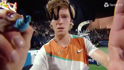 VIDEO / Il gesto del tennista russo Rublev contro la guerra: “No War”