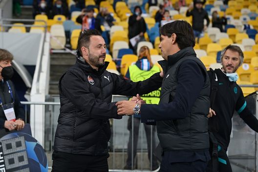 KIEV, UKRAINE - SEPTEMBER 28: Head coach Roberto De Zerbi of Shakhtar Donetsk and Head coach Simone Inzaghi of FC Internazionale before the UEFA Champions League group D match between Shakhtar Donetsk and Inter at Metalist Stadium on September 28, 2021 in Kiev, Ukraine. (Photo by Mattia Ozbot - Inter/Inter via Getty Images) Roma Brighton