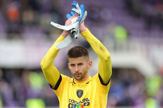 FLORENCE, ITALY - APRIL 03: Guglielmo Vicario goalkeeper of Empoli FC greets the fans after during the Serie A match between ACF Fiorentina and Empoli FC at Stadio Artemio Franchi on April 3, 2022 in Florence, Italy. (Photo by Gabriele Maltinti/Getty Images) Ceccarini: “Milenkovic, ci sono due strade. Portiere? Ecco i nomi più caldi”- immagine 2