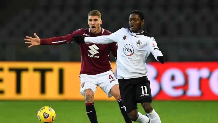 TURIN, ITALY - JANUARY 16: Emmanuel Gyasi of Spezia is challenged by Lyanco of Torino during the Serie A match between Torino FC and Spezia Calcio at Stadio Olimpico di Torino on January 16, 2021 in Turin, Italy. Sporting stadiums around Italy remain under strict restrictions due to the Coronavirus Pandemic as Government social distancing laws prohibit fans inside venues resulting in games being played behind closed doors. (Photo by Valerio Pennicino/Getty Images) TURIN, ITALY - JANUARY 16: Emmanuel Gyasi of Spezia is challenged by Lyanco of Torino during the Serie A match between Torino FC and Spezia Calcio at Stadio Olimpico di Torino on January 16, 2021 in Turin, Italy. Sporting stadiums around Italy remain under strict restrictions due to the Coronavirus Pandemic as Government social distancing laws prohibit fans inside venues resulting in games being played behind closed doors. (Photo by Valerio Pennicino/Getty Images)